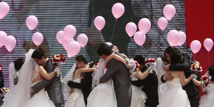 В Шанхае путающих друг друга близнецов-молодоженов прооперируют бесплатно