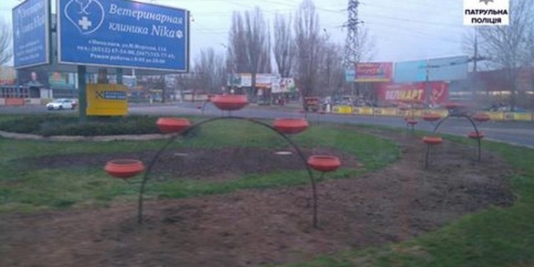 Упс! Патрульной полиции Николаева не нравится ампельное озеленение – оно может ограничить видимость для водителей