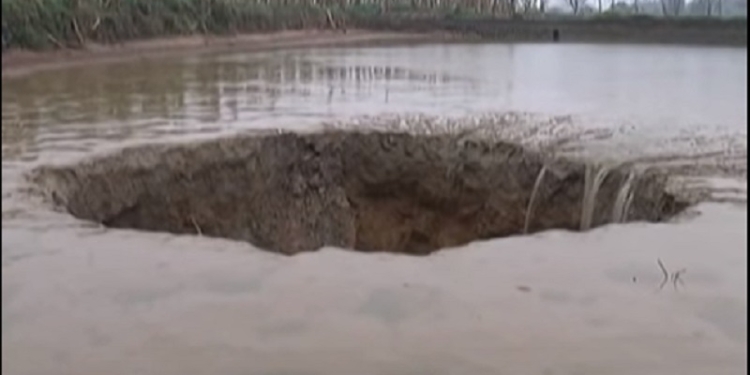 В Китае пруд провалился под землю с 25 тоннами рыбы