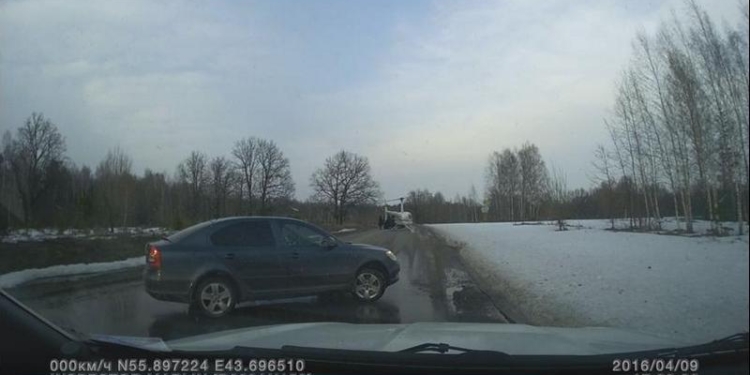 В России вертолет со священниками посадили на проезжую часть