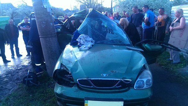 В Первомайске DAEWOO Nubira врезалась в опору электросети: спасателям пришлось доставать из изувеченной машины женщину и 7-летнюю девочку