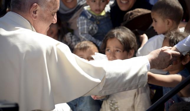 Папа Римский увез с острова Лесбос в Ватикан 12 сирийских беженцев