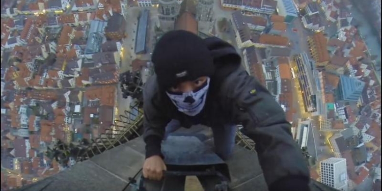 Руфер залез на самый высокий шпиль церкви в мире