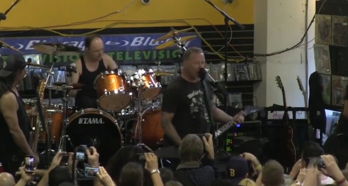 METALLICA сыграла в музыкальном магазине США