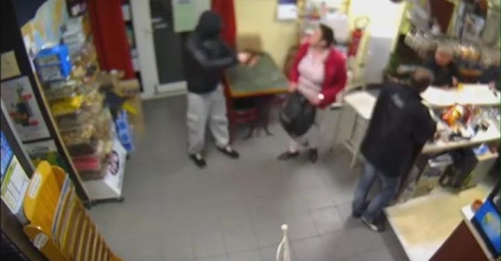 Есть женщины во французских селениях: француженка голыми руками утихомирила грабителя с пистолетом