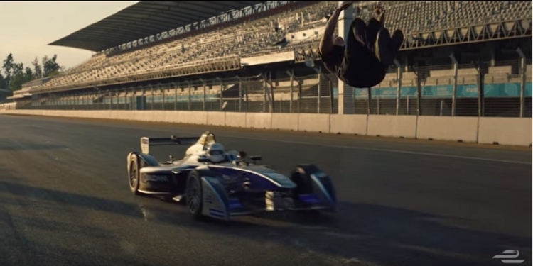 Каскадёр сделал обратное сальто над болидом «Формулы-E»