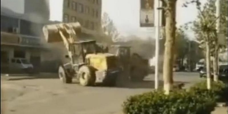 Не поделили клиентов: китайские строители устроили битву бульдозеров