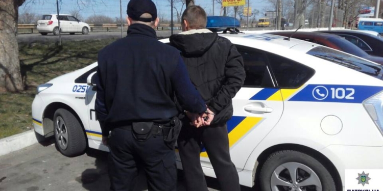 В Корабельном районе патрульные Николаева задержали наркоманов