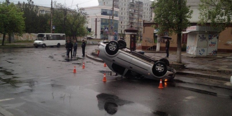 При повороте на Крылова в Николаеве перевернулся Renault Logan