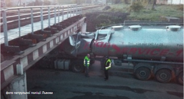 Водителем застрявшей под мостом во Львове автоцистерны оказался житель Николаевской области 1