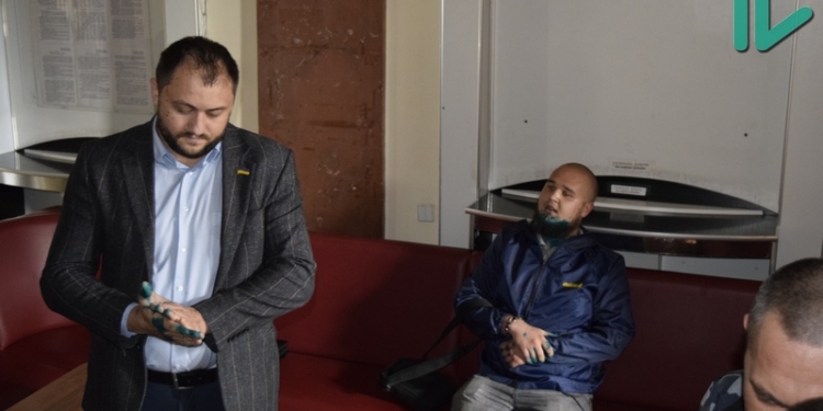 За окропление Невенчанного на сессии Николаевского горсовета зеленкой «свободовцу» может грозить как штраф, так и 5-летнее заключение