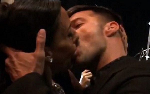 Женщина заплатила за поцелуй с геем Рики Мартином $90 тыс.