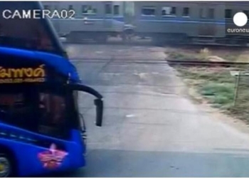 Таиланд: поезд столкнулся с автобусом