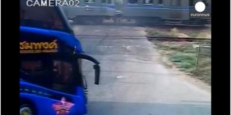 Таиланд: поезд столкнулся с автобусом