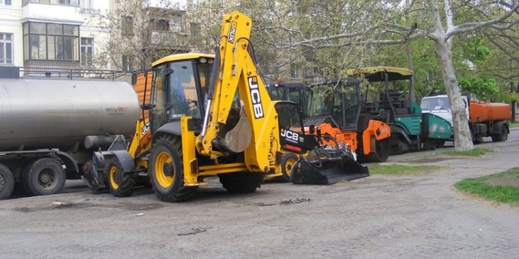 На пр.Центральном в Николаеве под асфальтом обнаружили ливневку – из-за этого ремонт продлится чуть дольше