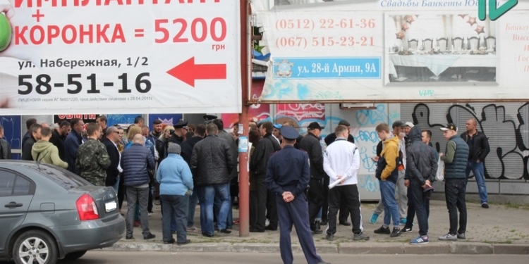 Закрыли грудью амбразуру: николаевские «оппозиционеры» не дали мэру Сенкевичу снести билборды Дюмина на площади Победы