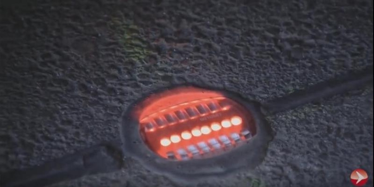 В Германии установили светофоры для людей, уткнувшихся в смартфоны