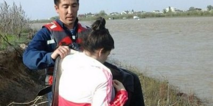 Жительница казахстанского Атырау на спор за 50 кружек пива переплыла реку Урал