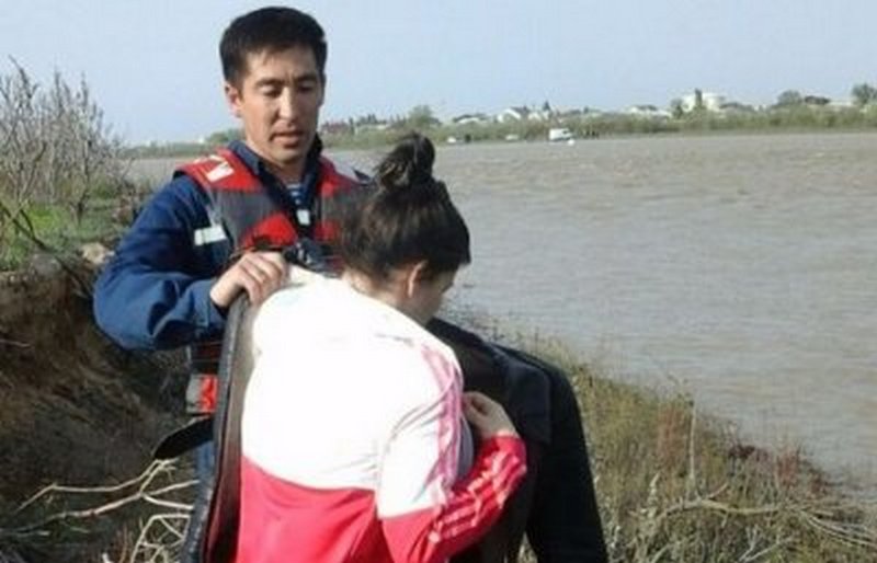 Жительница казахстанского Атырау на спор за 50 кружек пива переплыла реку Урал 1