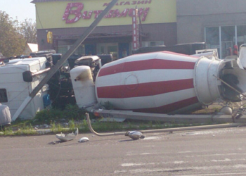 В Новой Одессе бетономешалка врезалась в электроопору