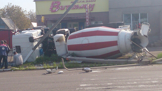В Новой Одессе бетономешалка врезалась в электроопору