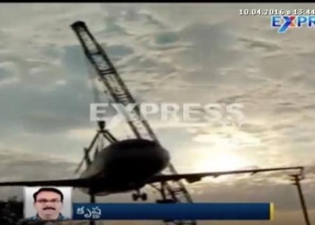 В Индии башенный кран упал на самолет