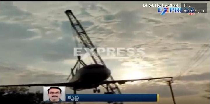 В Индии башенный кран упал на самолет 1