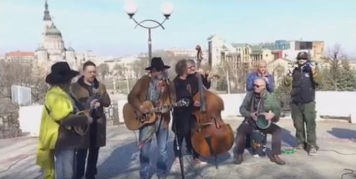 Концерт под открытым небом: Борис Гребенщиков спел на улицах Харькова