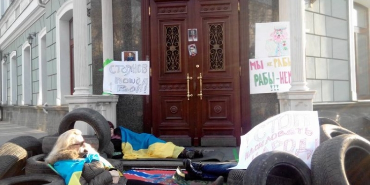 У облпрокуратуры Одессы – лежачий пикет против назначения Николая Стоянова: прокурорские переступают через женщин