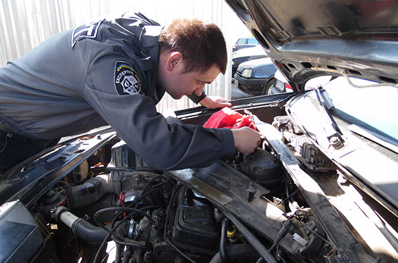 В Николаеве мужчина пытался установить газобаллонное оборудование на автомобиль и узнал, что он числится в угоне