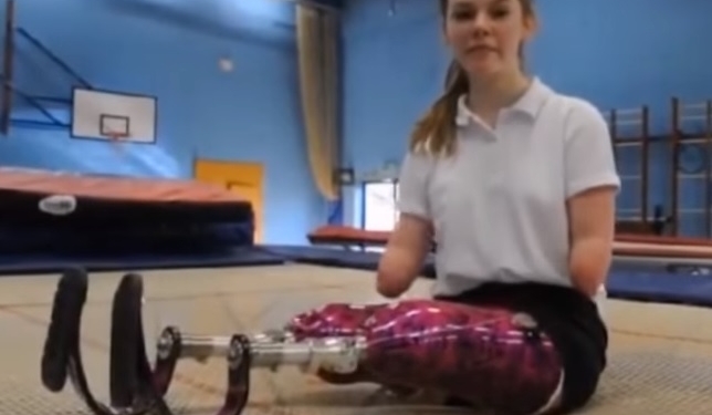 Возможности людей с ограниченными возможностями в разных странах ограничены по-разному. Девочка без рук и ног занимается на батуте