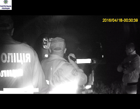 В Николаеве патрульные задержали водителя, который перевозил угнанный автомобиль в грузовике