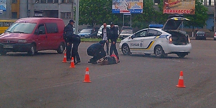 В Николаеве на перекрестке перед ЖД вокзалом неизвестный сбил девушку