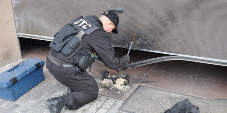 В Николаеве при открытии ворот гаража частного дома произошёл взрыв – эксперты считают, что это могла быть граната