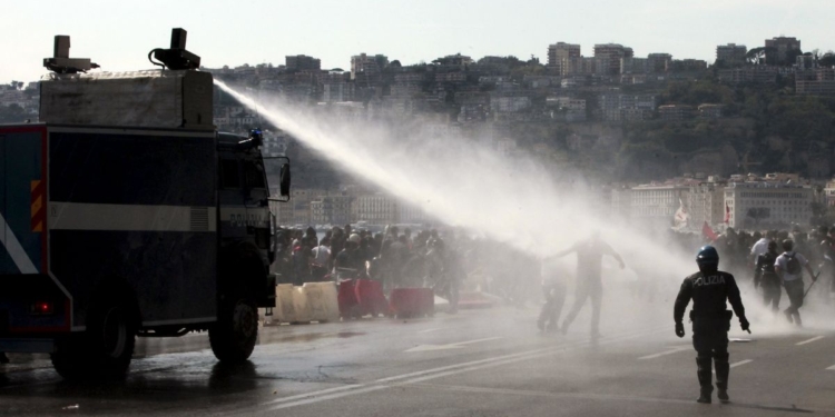 Полиция Неаполя водометами и слезоточивым газом разогнала противников премьера Италии