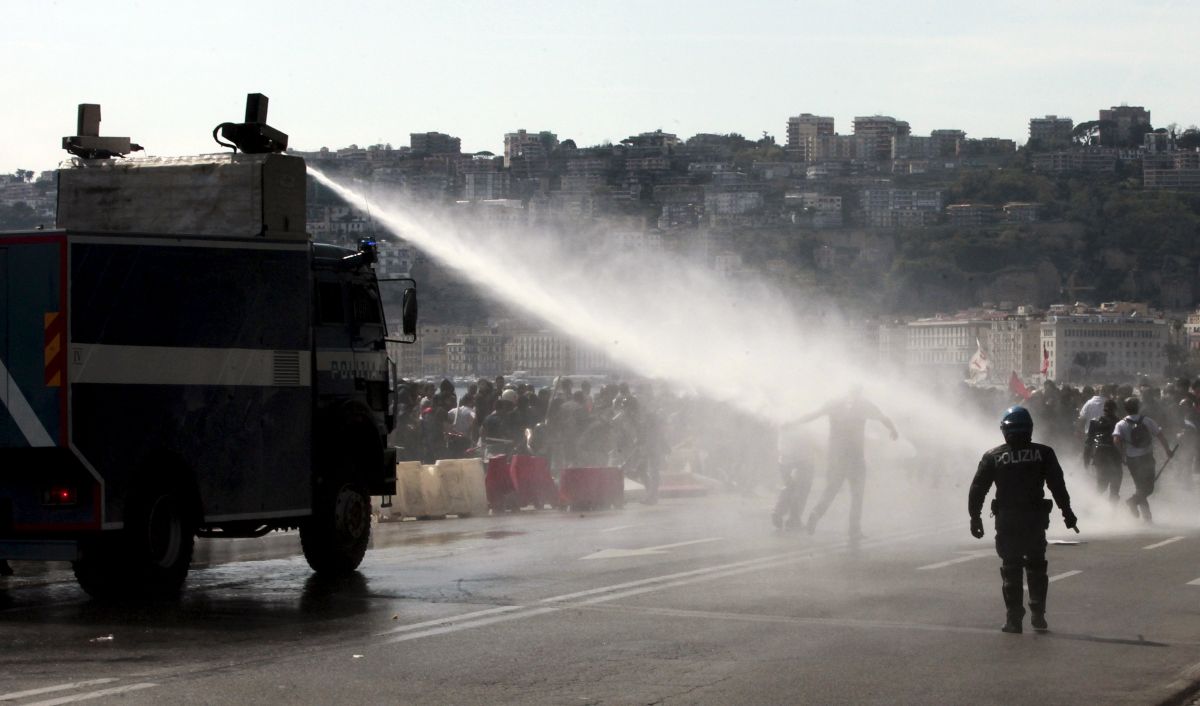 Полиция Неаполя водометами и слезоточивым газом разогнала противников премьера Италии