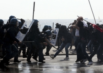 Полиция Неаполя водометами и слезоточивым газом разогнала противников премьера Италии