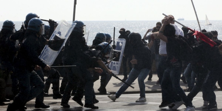 Полиция Неаполя водометами и слезоточивым газом разогнала противников премьера Италии