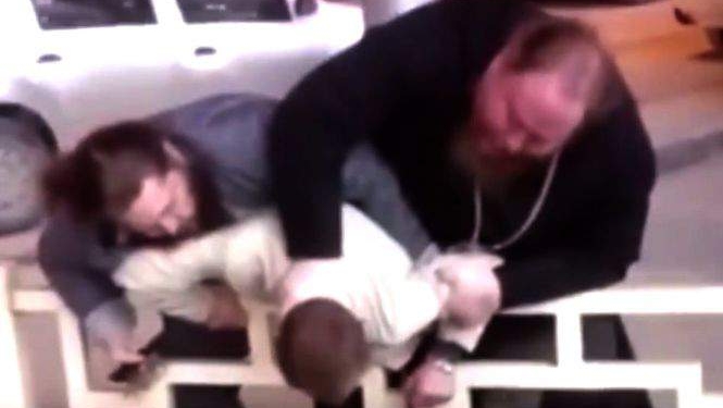 “Божья кара”. В РФ священник избил водителя за неправильную парковку