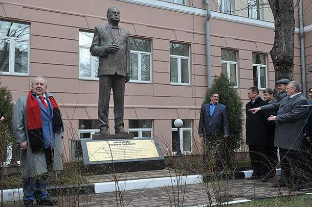 Под "Боже, царя храни" в Москве открыли памятник Жириновскому 1