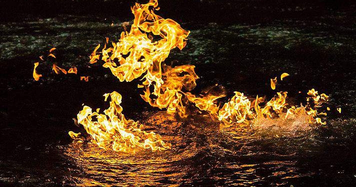 В Австралии горит река. Ее поджег местный депутат, чтобы доказать пагубность добычи сланцевого газа