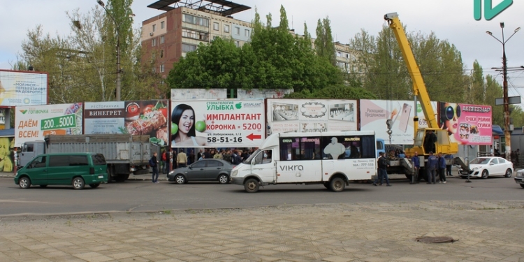 Закрыли грудью амбразуру: николаевские «оппозиционеры» не дали мэру Сенкевичу снести билборды Дюмина на площади Победы