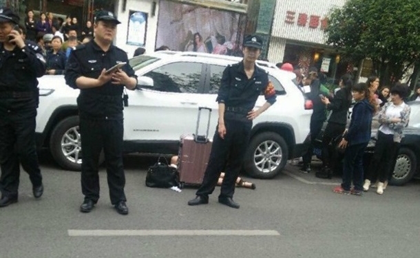 В Китае мужчина грубо обошелся с женщиной-эксгибиционисткой. А ведь у женщин это редкость