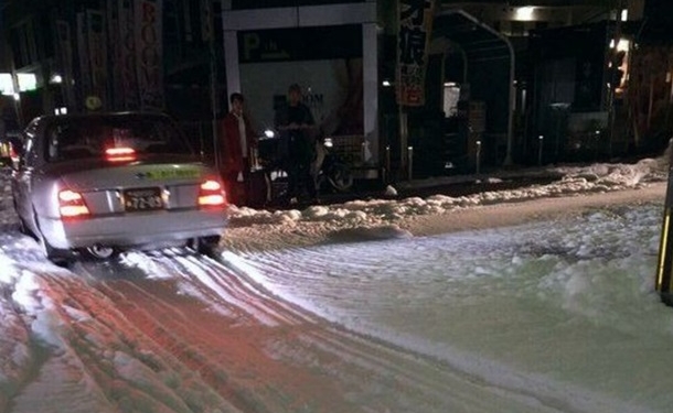 После землетрясения улицы японского города Фукуока покрылись пеной