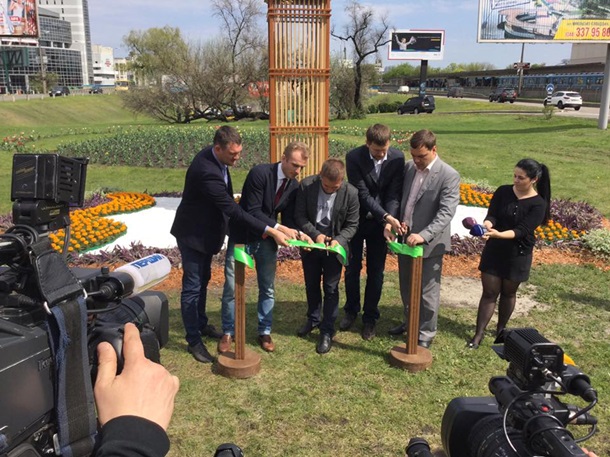 В Киеве открыли цветочную копию Биг-Бена 11