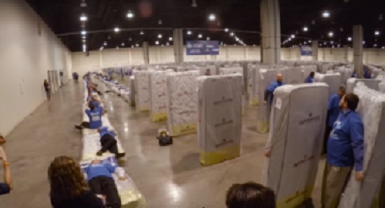 Красиво падают! Люди-домино попали в Книгу рекордов Гиннеса