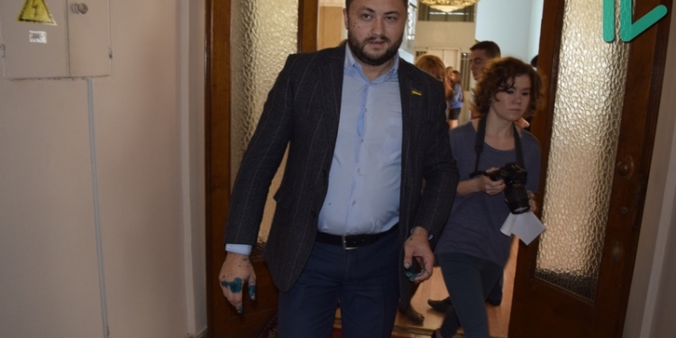 Николаевский «свободовец» перед сессией горсовета облил депутата облсовета Невенчанного зелёнкой