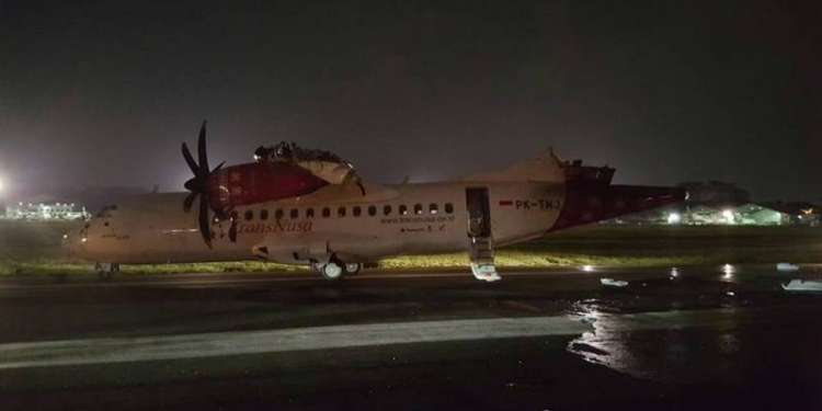 В аэропорту Джакарты столкнулись самолеты: у одного отвалился хвост и крыло