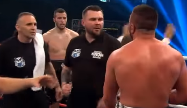 Во время боя австрийский боксер укусил соперника и подрался с его тренером
