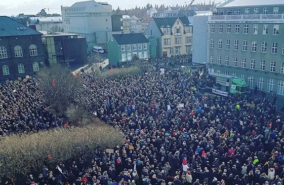 В Исландии из-за скандала с “панамскими документами” массовые манифестации